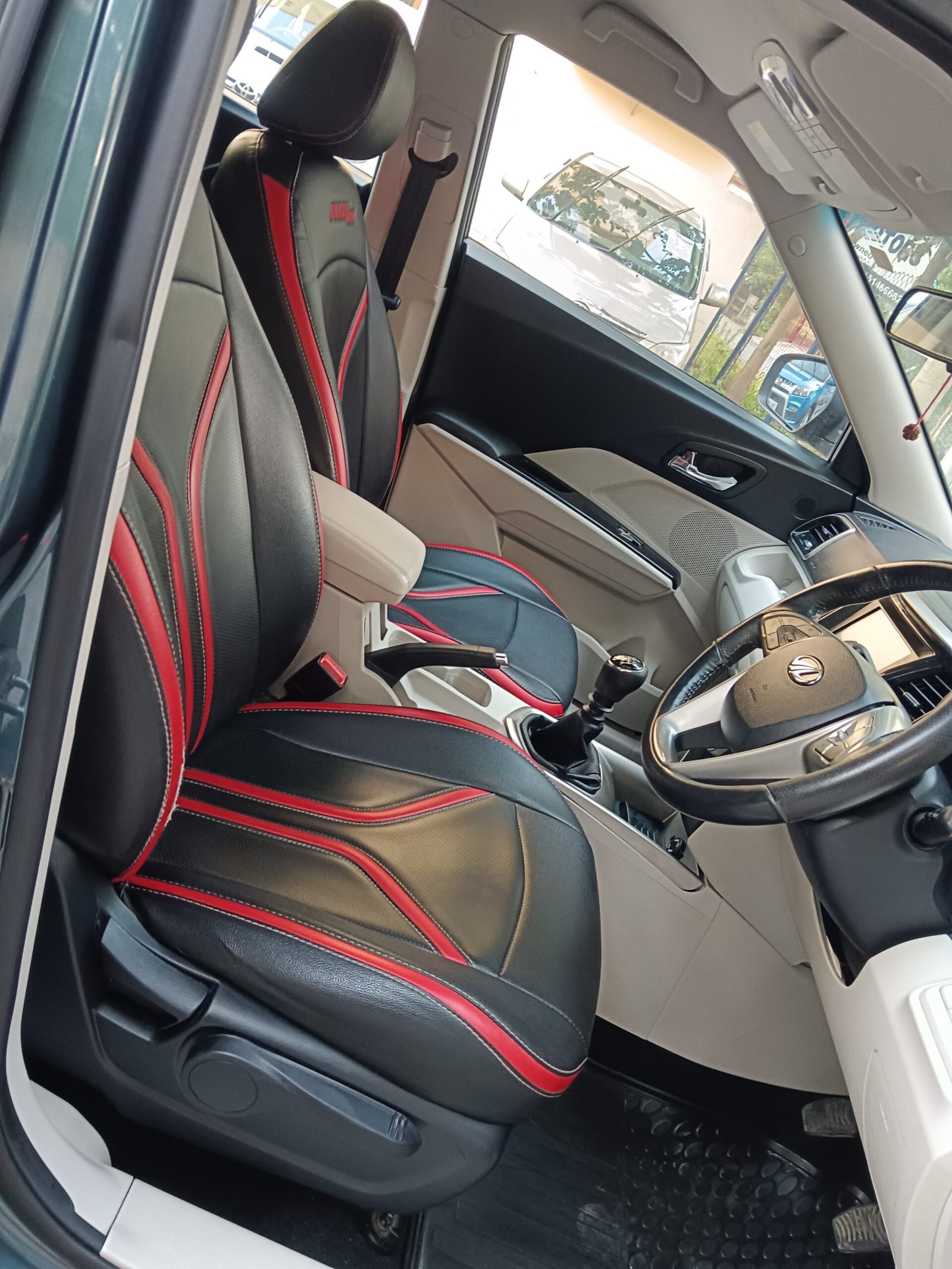 MAHINDRA XUV 300